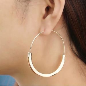 Minimalist gold hoop earrings